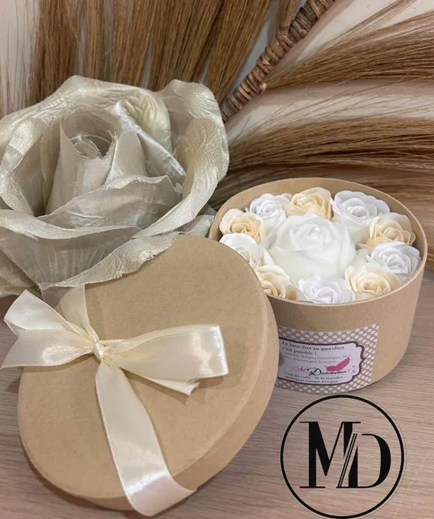 COFFRET 10 ROSES SAVONS + 1 BOUGIE FLEUR COTON