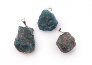 PENDENTIF PIERRE BRUTE APATITE BLEUE A