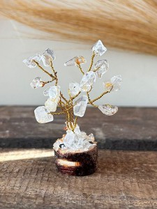 MINI ARBRE GEMMES BASE BOIS/QUARTZ DE ROCHE BLANC